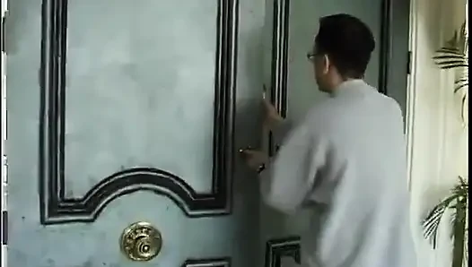 Возбужденная шлюшка принимает фейковый хуй в ее тугую щель и лижет киску