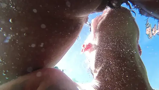 Aksi hot lesbian antar ras di kolam renang