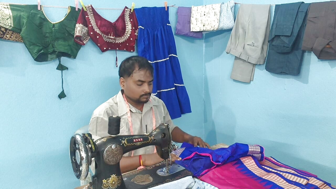 O alfaiate indiano fode a buceta molhada da cliente dentro da loja de alfaiataria em Delhi