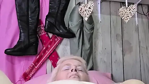 Without a Wink She Cums in a Blink