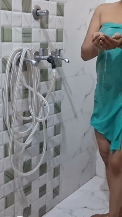 Bhabhi Ka AKeli Ka Bathing Nude Video Hua Leek | Clip 1