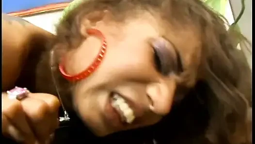 Kanepede sert sikişiyor