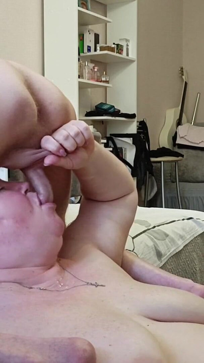 Památný okamžik od "seděl na tváři své sousedky, ošukal ji do pusy a naplnil ji horkým spermatem"