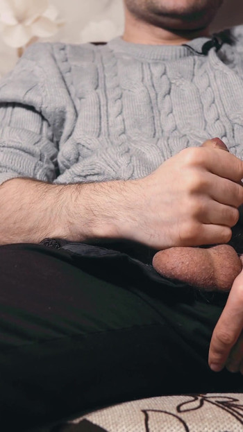 Moment spectaculos de la "Tipul se uită la porno și se masturbează. Orgasm distrus de 4 ori și gemete puternice în timpul unei ejaculări. 4k"