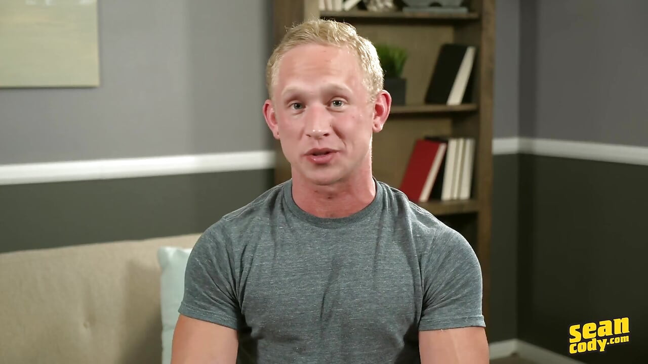 Sean Cody - Ο κοντοκουρεμένος Jeremie μένει σκισμένος και απολαμβάνει μια βαθιά συνεδρία αυνανισμού στην κρεβατοκάμαρα