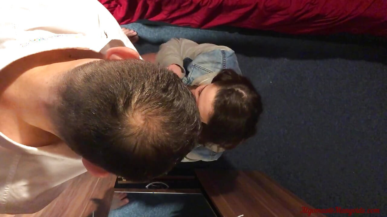 Une ado excitée se fait lécher le cul et baiser lors de l’after-party. (première partie)