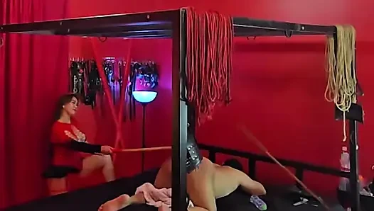 Femdom - dobel penis dobel pegging dan cambuk budak seksnya