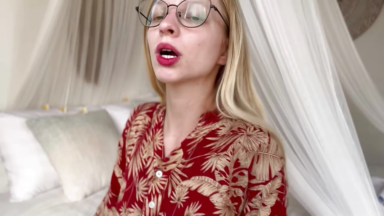 Cette déesse femdom méchante vous met en place