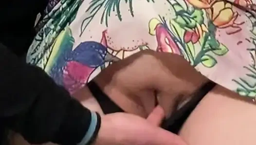 Echter fremder reibt perfekte rosa muschi in der U-bahn