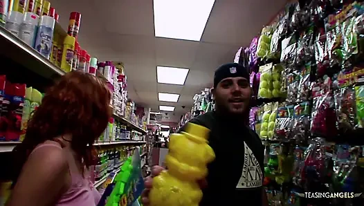 Kızıl saçlı yüze boşalmadan önce farklı pozisyonlarda sikiliyor