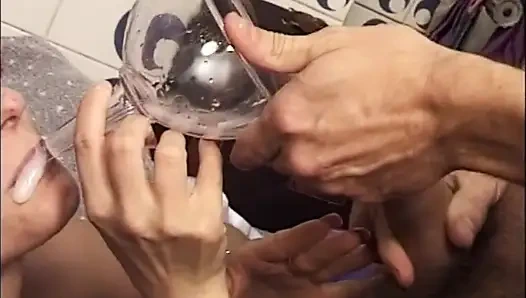 Sarışın kız emmeyi seviyor