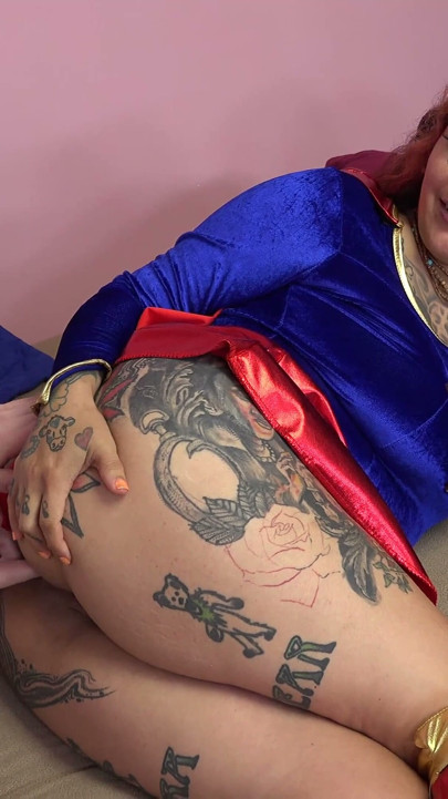 Professor Nerd vuistneukt superheld Gia Lovely