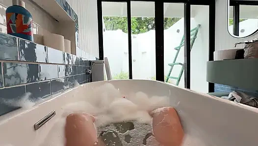 Sexy blondes Babe masturbiert in der Badewanne!