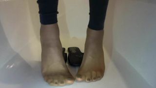Naylon çorap ve siyah tırnaklı düz deri pantolonlu ayaklar