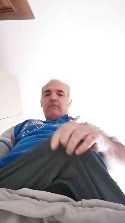 Você ouve o som da minha mão masturbando todo o meu pau duro e inchado