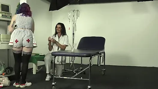 Ateşli kız sert uzun yaraklarla öğürtükten sonra derinden sikiliyor