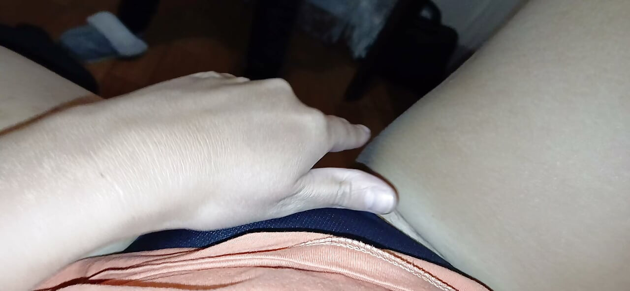 我们在晚上偷偷自慰，这样我们的父母就不会发现我们