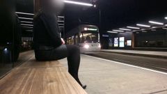 Кроссдрессер мастурбирует публично на трамвайной остановке