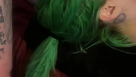 Süßes mädchen amber green wird ins gesicht gefickt