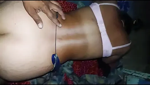Hintli kadın geceyi ateşli yenge ile geçirdi