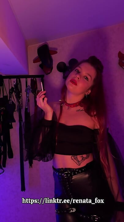 Als je het leuk vindt om te zien hoe de lippen van een vrouw zich om een sigaret sluiten, dan zul je deze video geweldig vinden