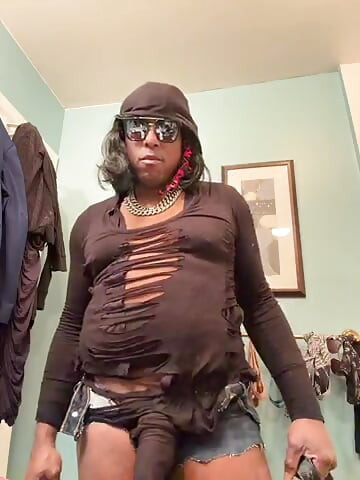 Is londonfrotadejr turning transgender?