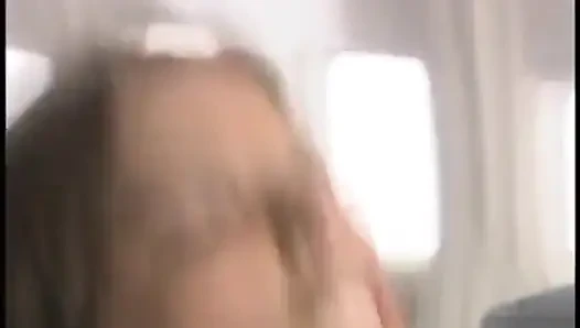 Şehvetli erkek delisi amcığını yalatıyor ve sonra derin anal sikişiyor