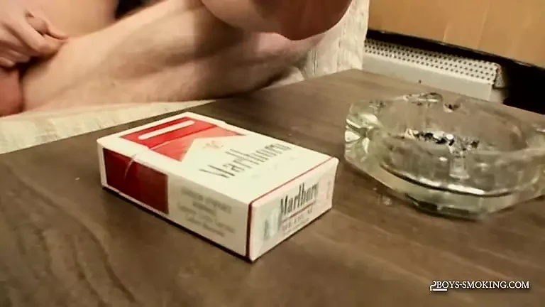 同性恋青少年用他的鸡巴尖端弄湿他的雪茄