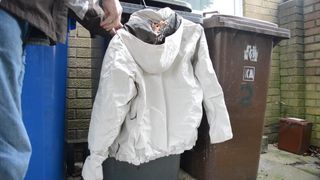 Llenando la capucha de una chaqueta blanca
