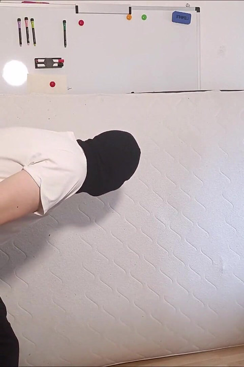 Destruction de couilles en bikini