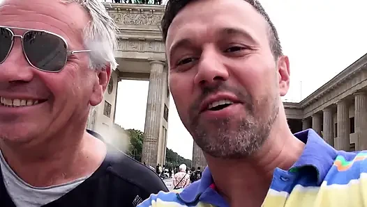 Ev hanımı avcıları - azgın Alman ev kadınları evde izleniyor ve korunmasız sikiliyor