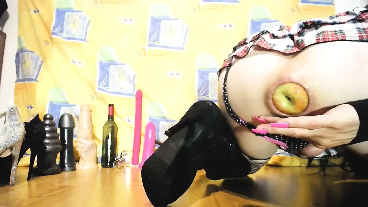 Apple, Pump-plug and Speculum Open My Ass