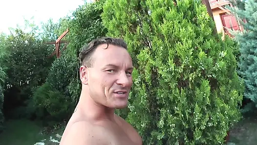 Pesta seks liar bareng cewek hot rambut pirang di pinggir kolam renang