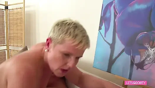 Blonde reife schlampe von einem jungen typ auf der couch hart gefickt
