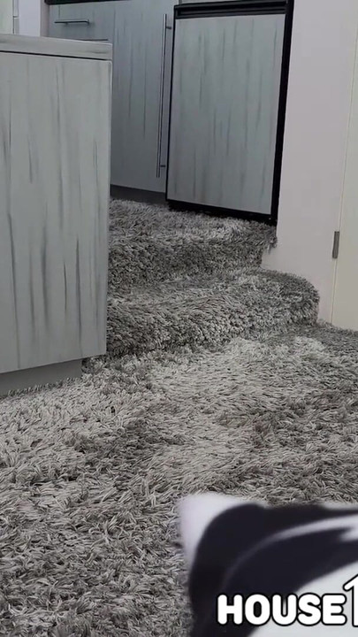 Napaljena agentica za nekretnine uhvati par kako se jebe na Open House i pridružuje se za divlji trojac - HouseHumpers | Isječak 1