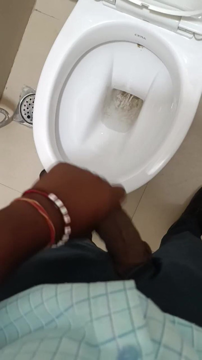 Office ka washroom m mutti mari apne kala mota lamba lola sa