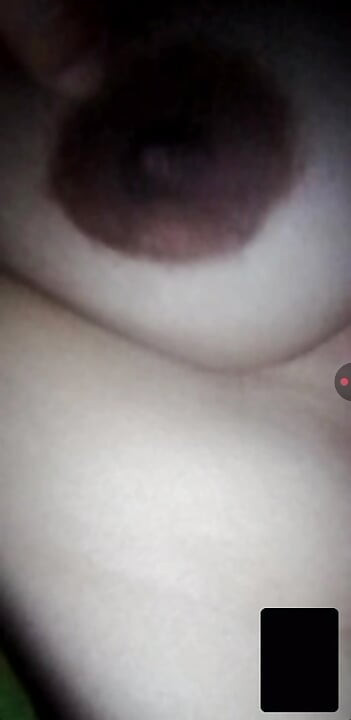 Indijska viralna devojka seksi velike sise se pokazuje u prstima u pički najnoviji video