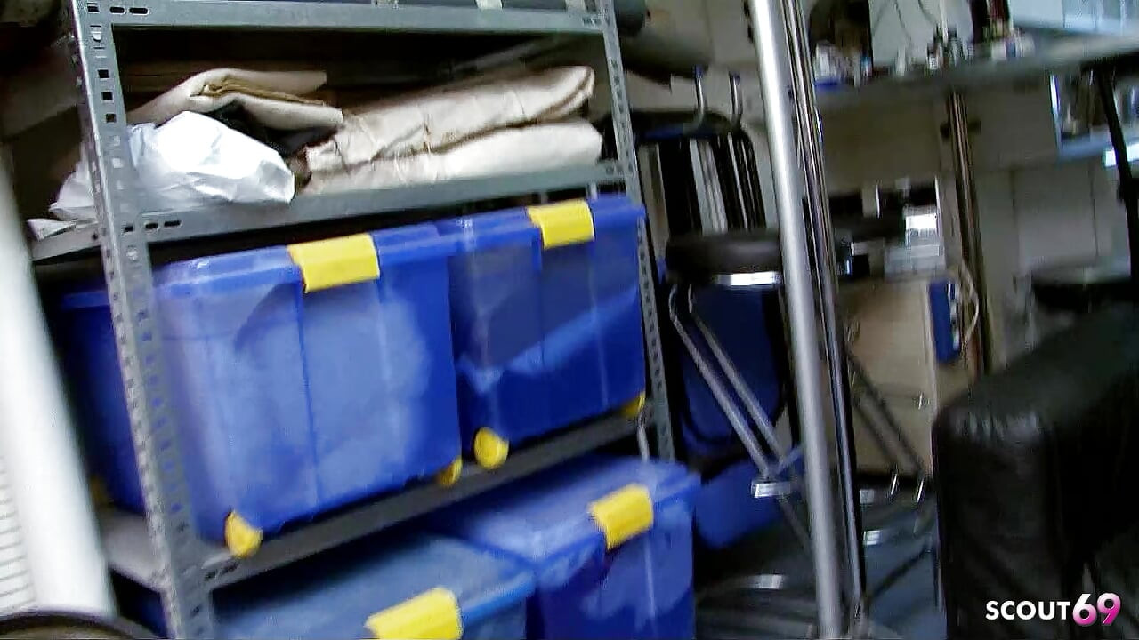 MILF Cristale s dlakavom pičkom dobiva žestoko jebanje u guzicu od velikog crnog kurca