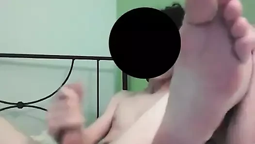 Twink masturbasyon onun büyük horoz (footfetish)