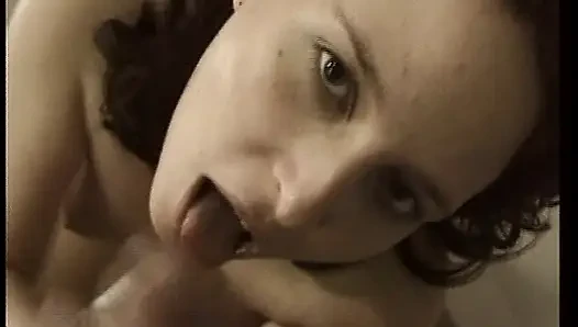 Seksi Alman fahişeler grup sekste sert sikişin ve sıcak sidikin tadını çıkarıyor