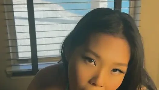 Sexy asiatisches mädchen gibt handjob und blowjob, riesiges abspritzen