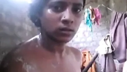 Dona de casa do norte da Índia tomando banho