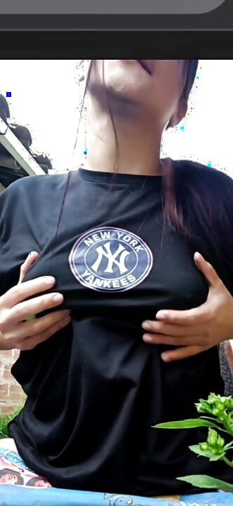 Σέξι κορίτσι ρέει και αγγίζει τον εαυτό της για τους θαυμαστές