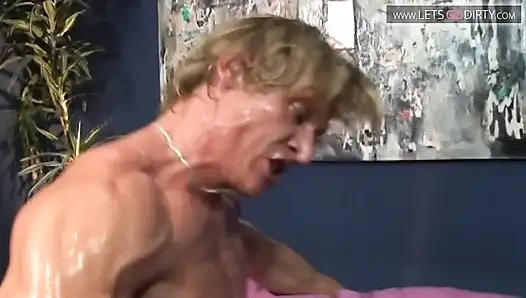 Azgın kızlar sırayla büyük bir yarağı emdikten ve siktirdikten sonra döl yiyor