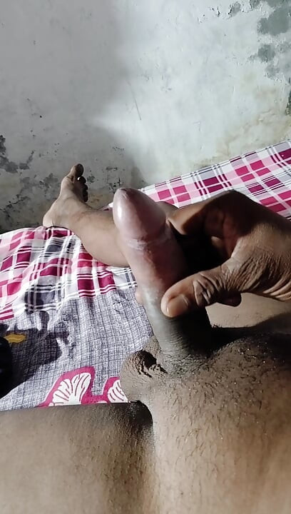 Adik tiriku melihatku🍆 meninju dan kemudian mengambil tumpangan ke tanah itu.
