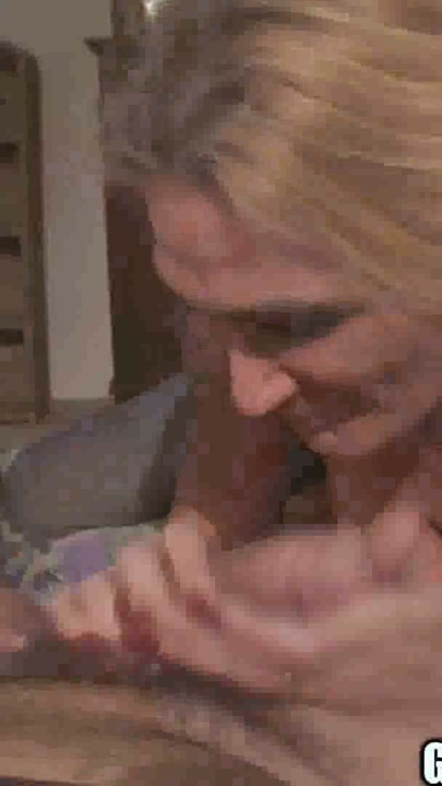 ¡Madre e hija haciendo una doble mamada de ghetto con tetas enormes y flácidas y tetas caídas de abuela chupando pija juntas! | Clip 3
