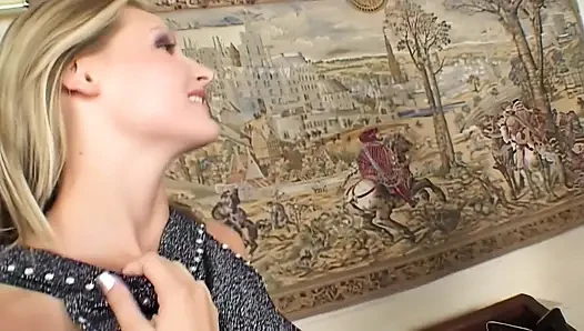 Blonde MILF hüpft wild anal auf dickem schwanz