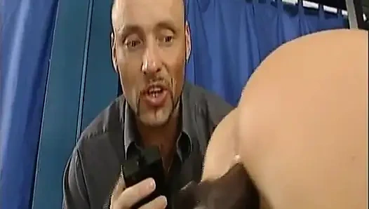 Büyük memeli sarışın Alman genç erkek avcısı oyuncak kullanıyor ve büyük yarak alıyor