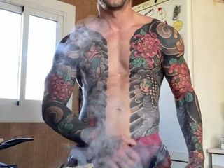 Homens sexy tatuados na cozinha