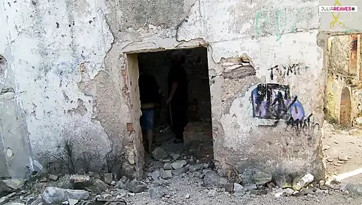 Couple fucks in an abandoned courtyard